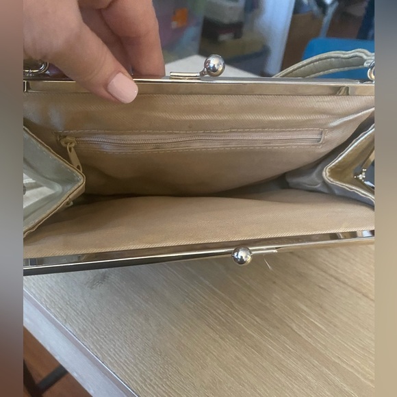 Vintage gold bag with long strap. - Picture 5 of 7